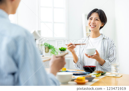 A scene where a couple eats breakfast 123471919