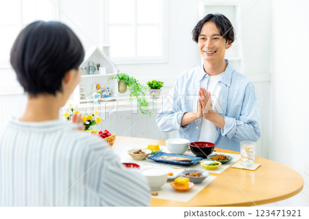 A scene where a couple eats breakfast 123471921