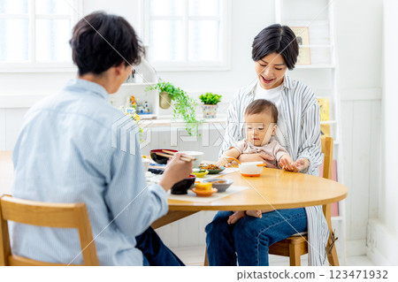 Family dining table baby 123471932