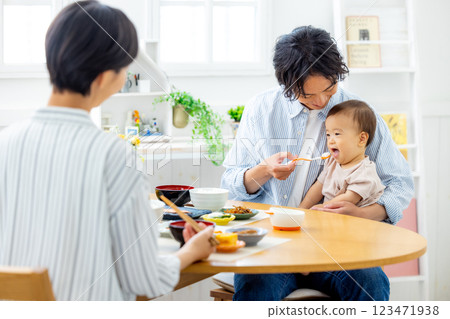 Family dining table baby 123471938