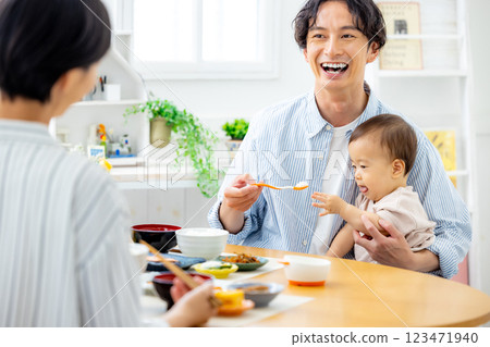 Family dining table baby 123471940