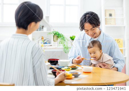 Family dining table baby 123471941