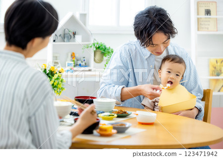 Family dining table baby 123471942
