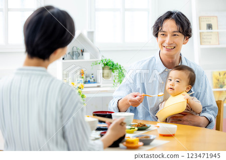 Family dining table baby 123471945