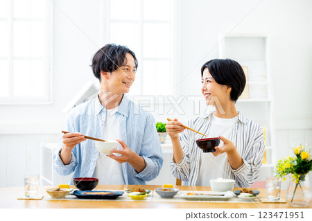 Image of eating as a couple 123471951