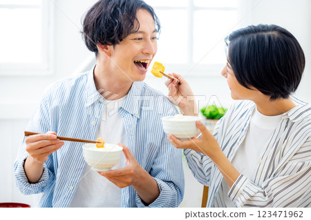 Image of eating as a couple 123471962