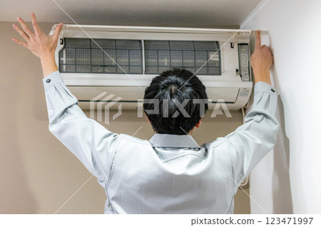 檢查空調的工人 123471997