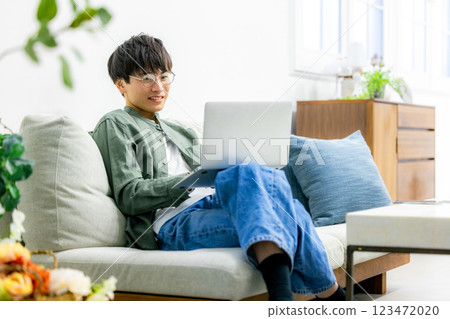 在家使用計算機的年輕人 123472020