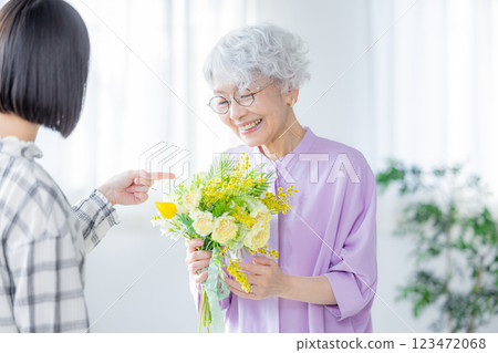 敬老日，一位女士遞上一束鮮花 123472068