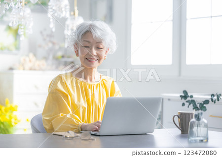 筆記型電腦高級女性 123472080