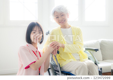 護理形象高級婦女和照顧者 123472099