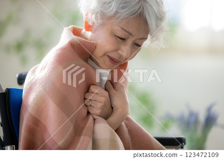 有胸痛的年長婦女 123472109