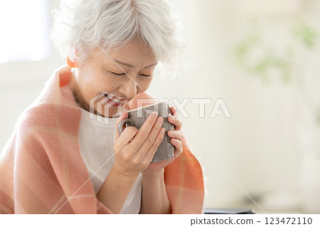 有咖啡杯的資深婦女 123472110