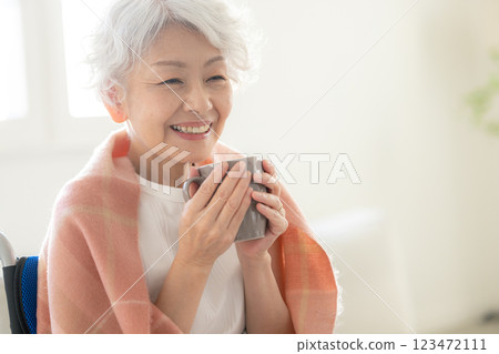 有咖啡杯的資深婦女 123472111