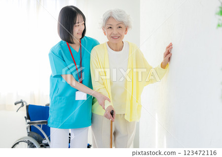 復健：在療養院工作的年輕女性和老年女性 123472116