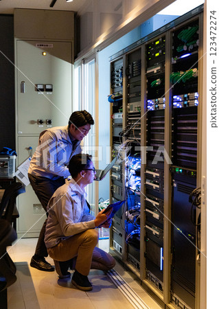 工程師在伺服器前開會 123472274