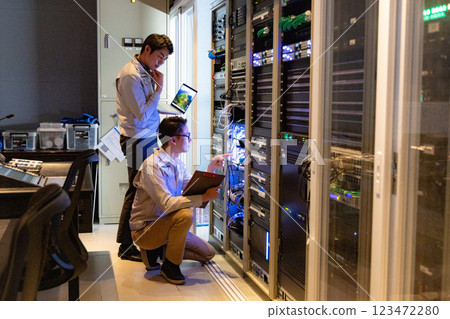 工程師在伺服器前開會 123472280