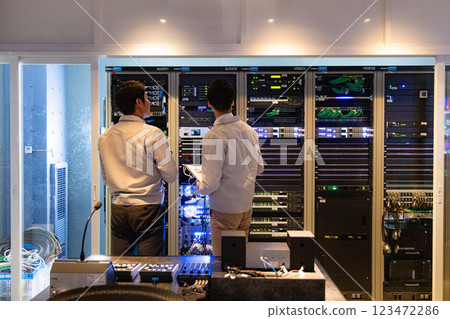 工程師在伺服器前開會 123472286