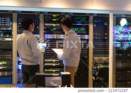 工程師在伺服器前開會 123472287