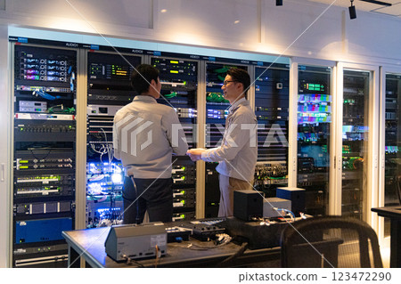 工程師在伺服器前開會 123472290