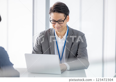 Businessmen having a meeting 123472304