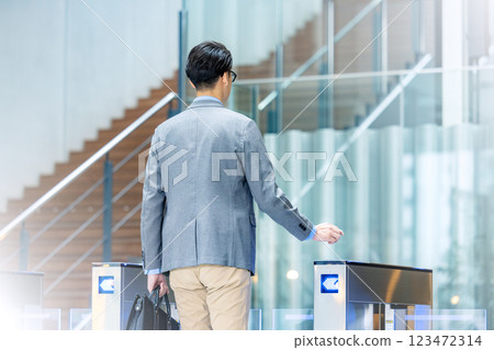 穿過檢票口的商人 穿過檢票口的商人 123472314