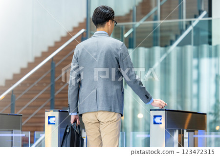 穿過檢票口的商人 123472315