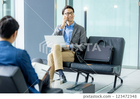 在大廳工作的商人 123472348