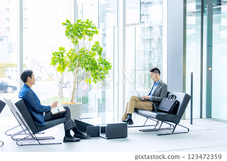 Businessmen working in the lobby 123472359