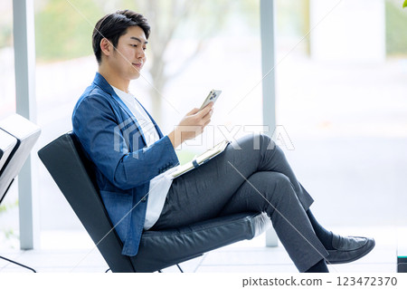 一名男子在遠距辦公期間打電話 一名男子在遠距辦公期間打電話 123472370