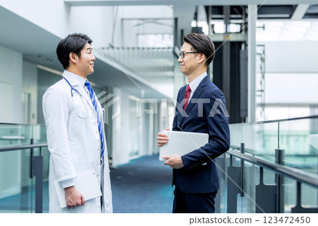 身穿白大褂的醫生和商人在醫院開會 123472450