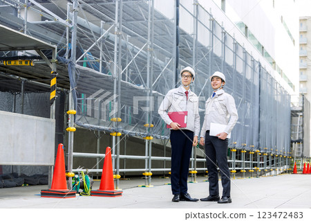 穿著工作服的總承包商 123472483