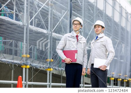 穿著工作服的總承包商 123472484