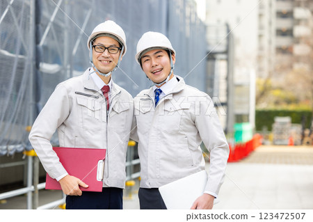 穿著工作服的總承包商 穿著工作服的總承包商 123472507