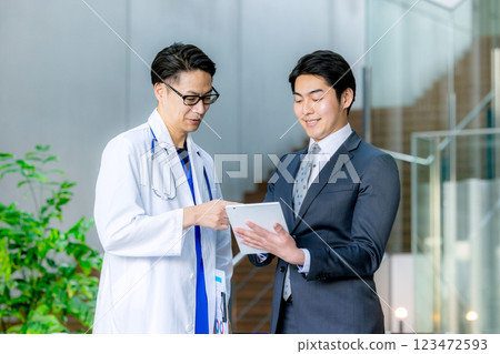 在醫院工作的醫生和西裝男 123472593