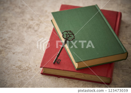 一本舊書頂部的古董鑰匙 一本舊書頂部的古董鑰匙 123473039