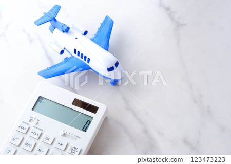 使用計算器和飛機顯示機票價格上漲和旅行成本上漲的圖像 123473223