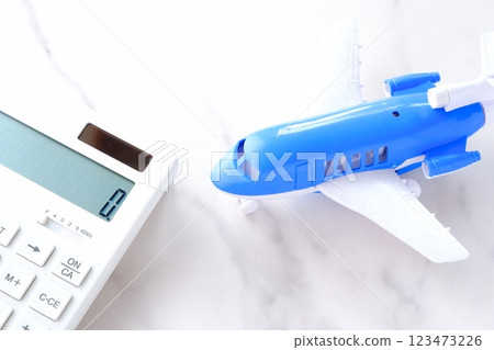 使用計算器和飛機顯示機票價格上漲和旅行成本上漲的圖像 使用計算器和飛機顯示機票價格上漲和旅行成本上漲的圖像 123473226