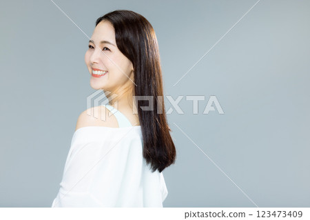 吹頭髮的女人 123473409