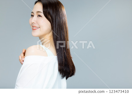 吹頭髮的女人 123473410