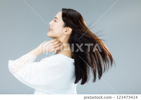 吹頭髮的女人 123473414