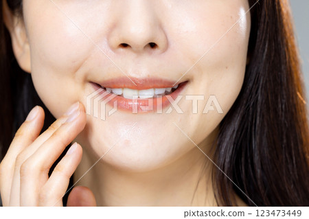 指向牙的婦女 123473449