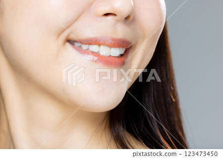 指向牙的婦女 123473450