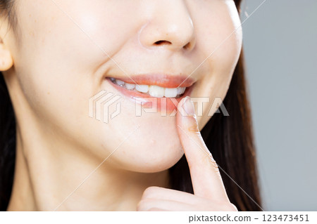 指向牙的婦女 123473451