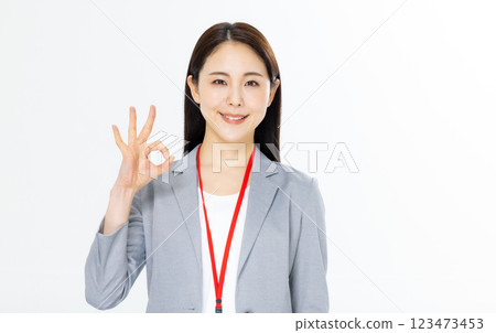 微笑的商務女士擺姿勢 123473453