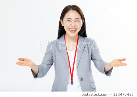 微笑的商務女士擺姿勢 123473455