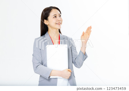 微笑的商務女士擺姿勢 123473459