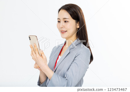 微笑操作智能手機的女商人 123473467