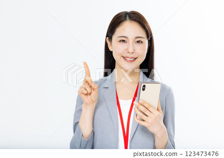 Smile business woman who operates smartphone Smile business woman who operates smartphone 123473476