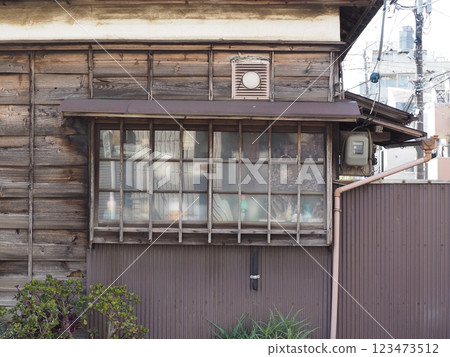 東京大田區山王町一棟昭和時代房屋的廚房窗戶 東京大田區山王町一棟昭和時代房屋的廚房窗戶 123473512